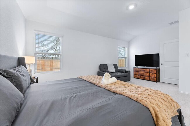 Building Photo - 591 Sormonne Lp