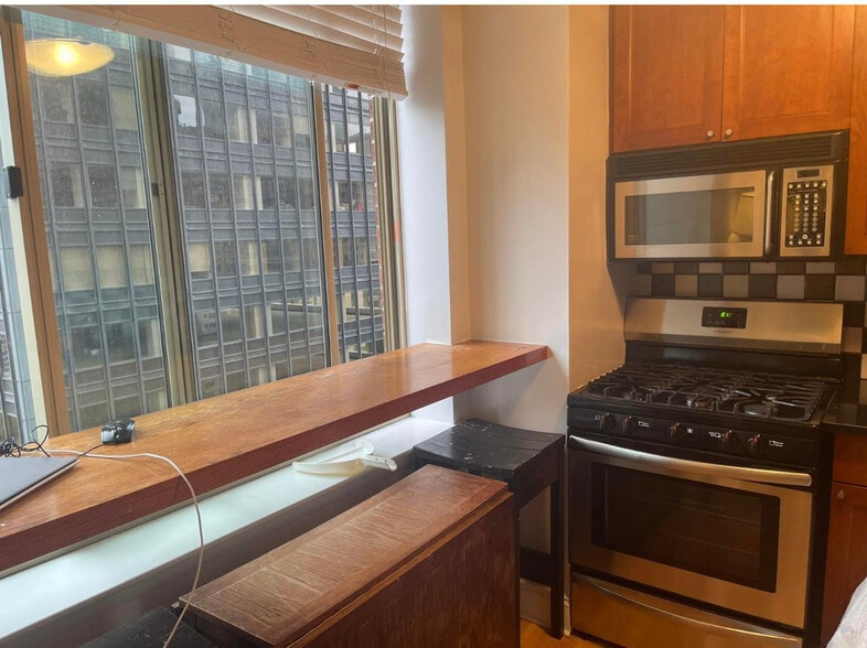 Building Photo - 236 E 47th St