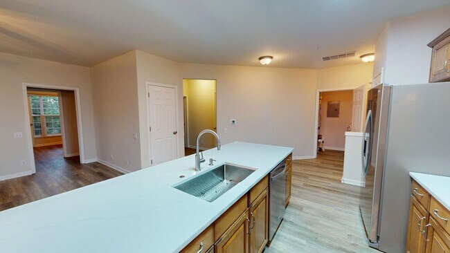 Building Photo - Recently updated condo in the heart of Bal...
