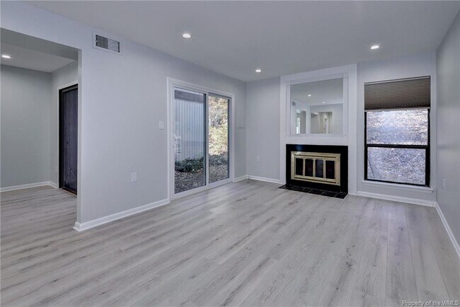 Building Photo - 8 Spring W