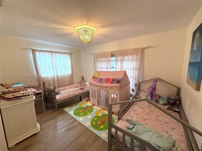 Building Photo - 5424 Van Buren St