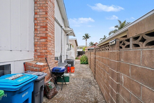 Building Photo - 33158 7th St