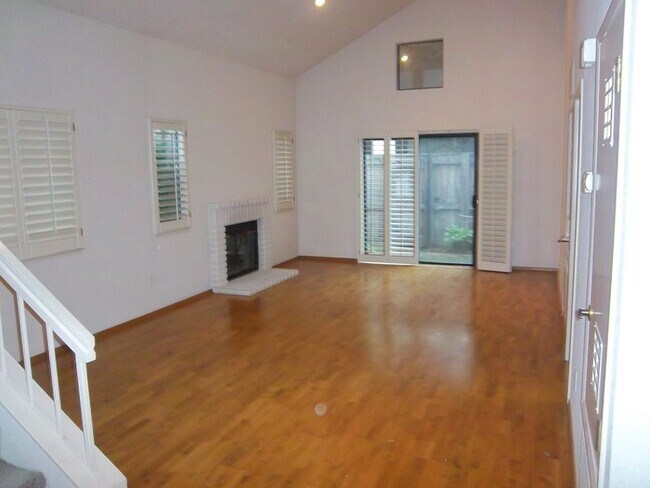 Building Photo - This amazing 2/3 with Den condo won't last!