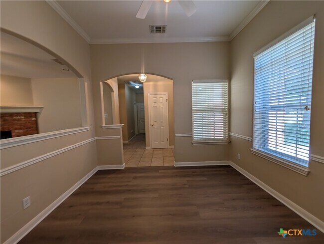 Building Photo - 947 River Rock