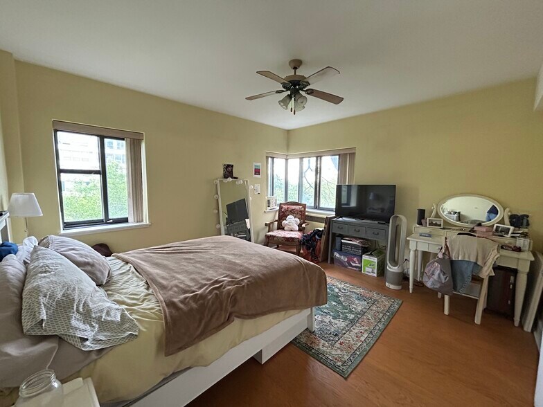 Building Photo - 5056 N Marine Dr