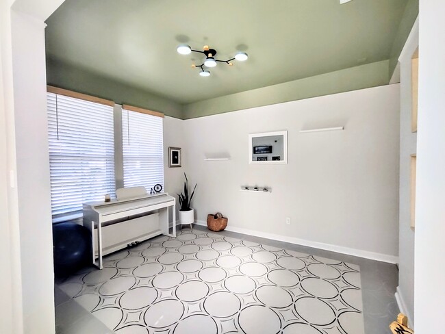 Building Photo - 253 Bella Dr