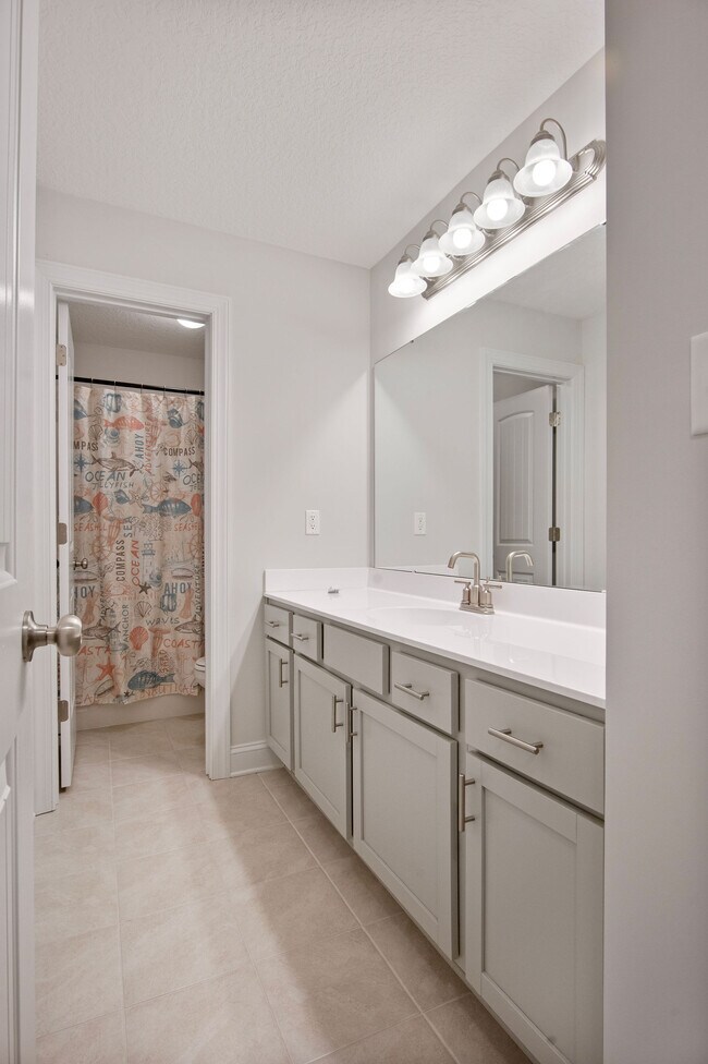 Building Photo - 917 Uplands Ln