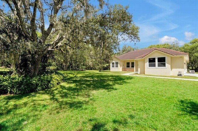 Building Photo - 220 E Bahama Rd