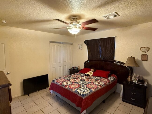 Building Photo - Casa en San Luis AZ with included utilitie...