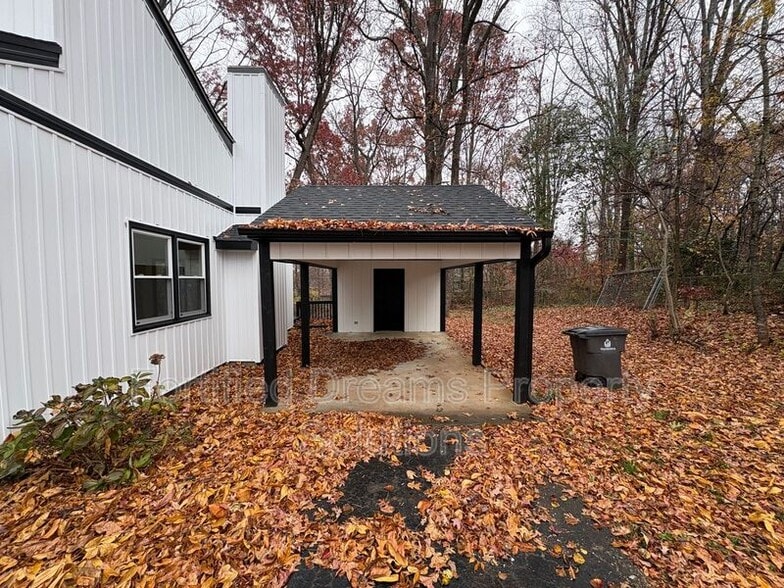 Building Photo - 5265 Country Club Rd