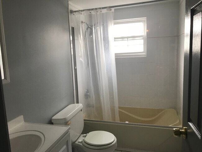 Building Photo - 8720 S Roberts Rd