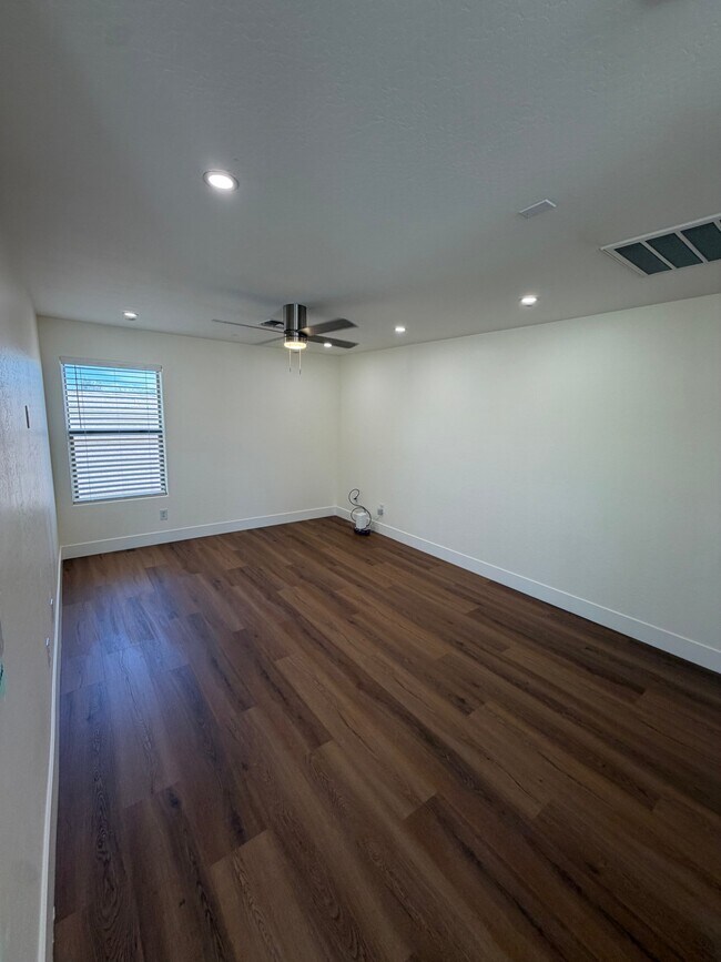 Building Photo - 2741 E Quiet Hollow Ln