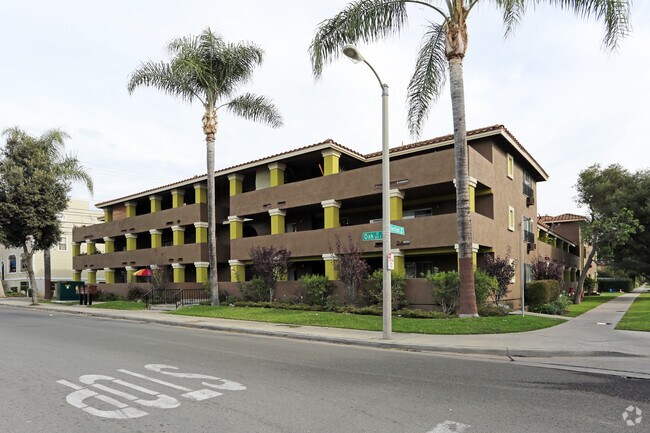 Building Photo - Oak Street Apartments