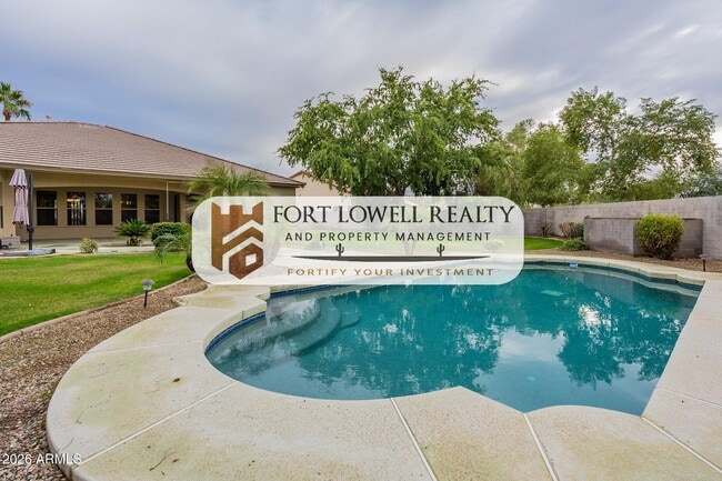 Building Photo - 13354 W San Miguel Ave