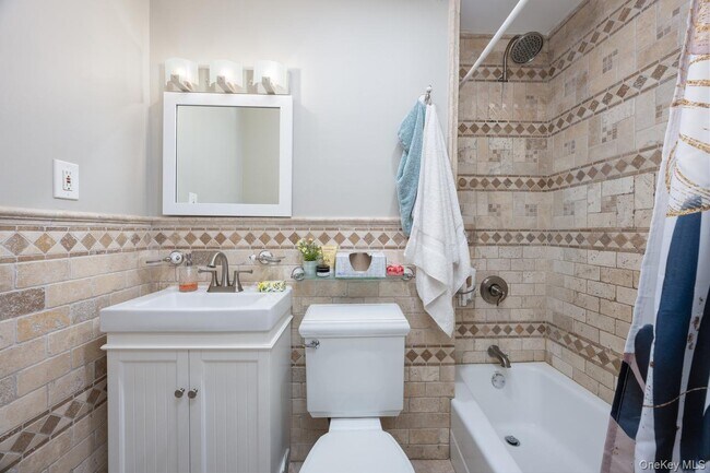 Building Photo - 40 W 4th St