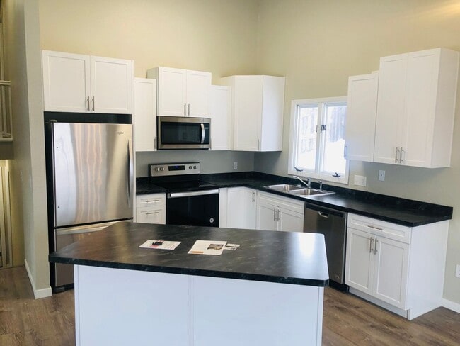 Building Photo - 3 Bedroom House!