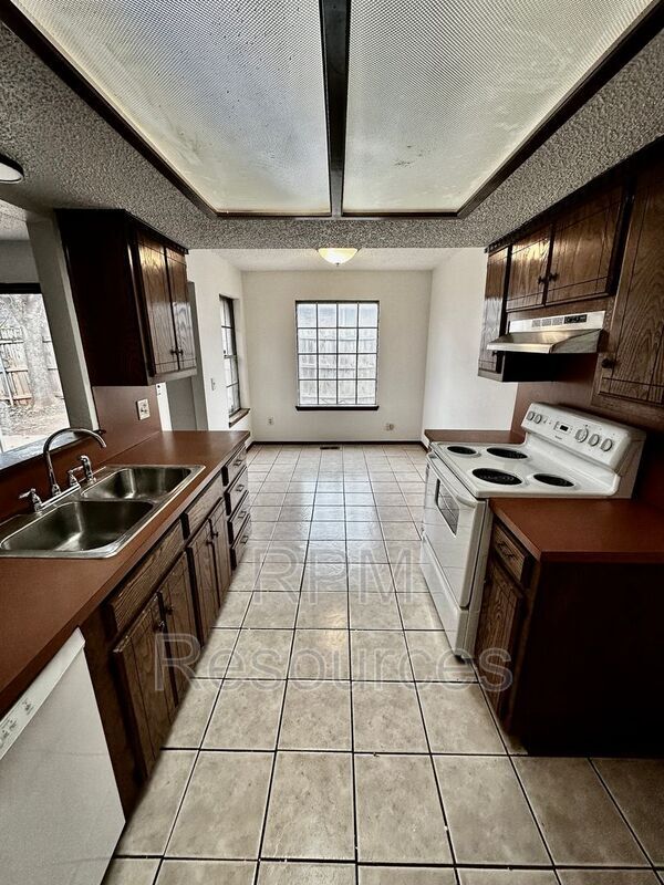 Building Photo - 7000 Woodlake Dr