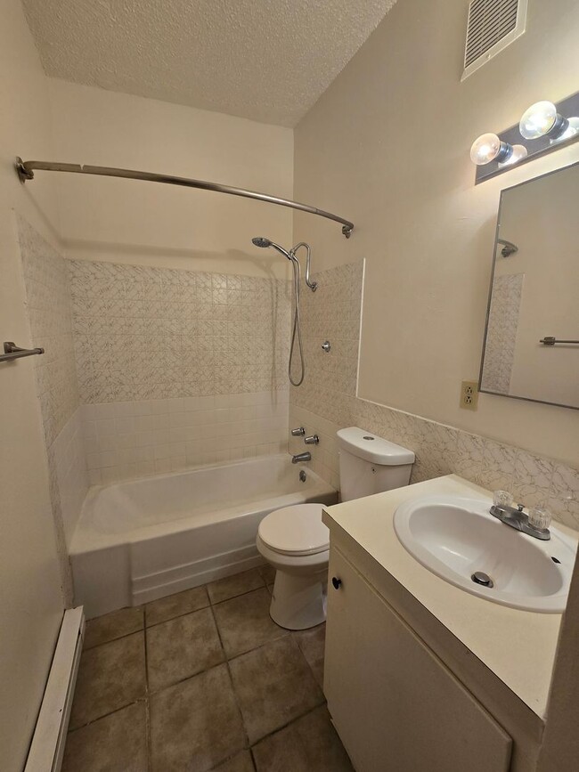 Building Photo - 2 Bedroom Duplex Apartment Available July !