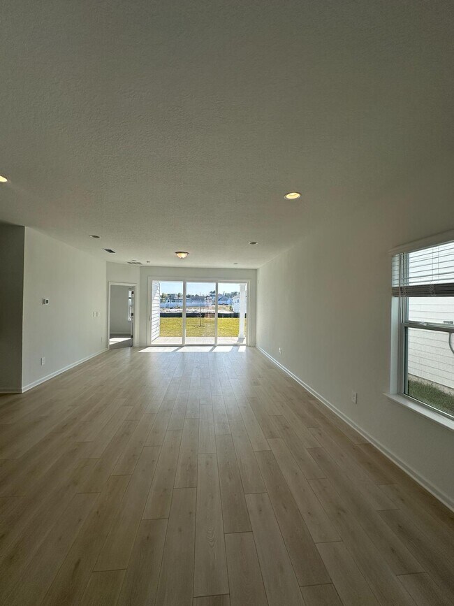 Building Photo - 572 Silver Landing Dr