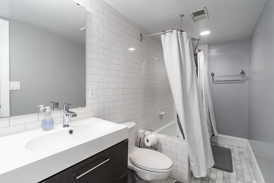 2 bedroom/2 bathroom, first bathroom - 403 P St NW