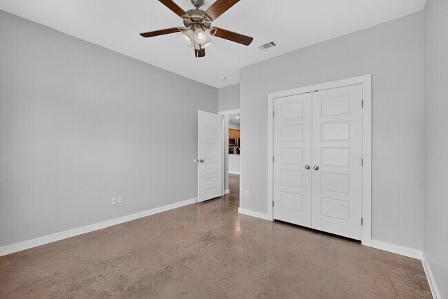 Building Photo - 213 S Baugh St