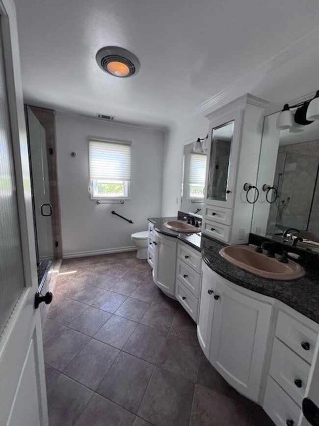 Building Photo - Charming 3 bedroom/ 2 bath single-family home