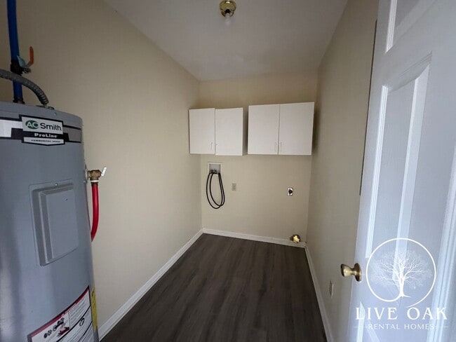Building Photo - RATE DROP ALERT (was $1900/month) and MOVE-IN SPECIAL: $500.00 OFF 1st MONTH'S RENT!**