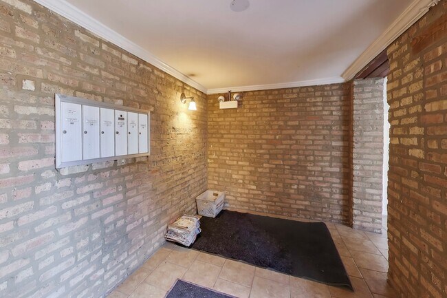 Building Photo - 4017 N Troy St