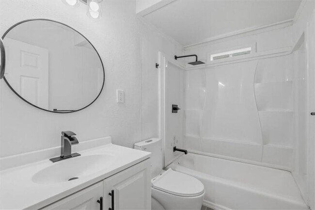 Building Photo - 608 N College Dr