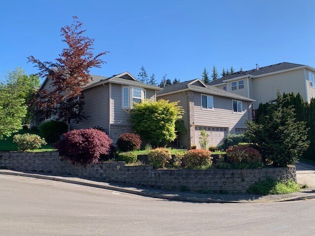 Primary Photo - Unique 4 Bedroom Home- Minutes to Vancouve...