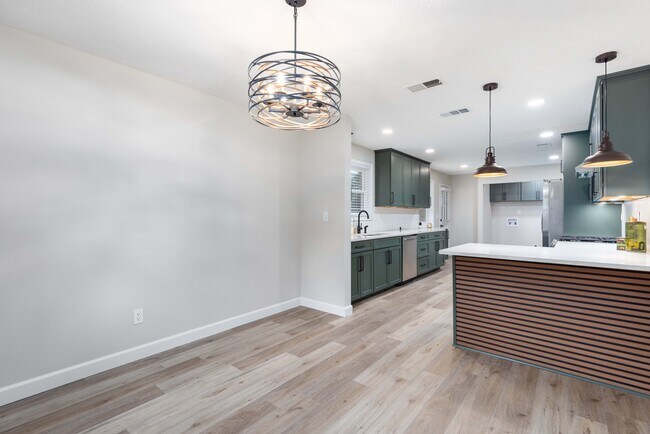 Building Photo - 6516 Bradford Dr