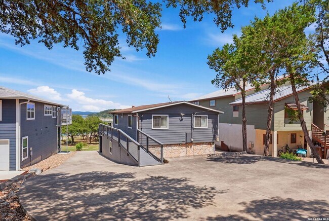 Building Photo - 2681 Lakeview Dr