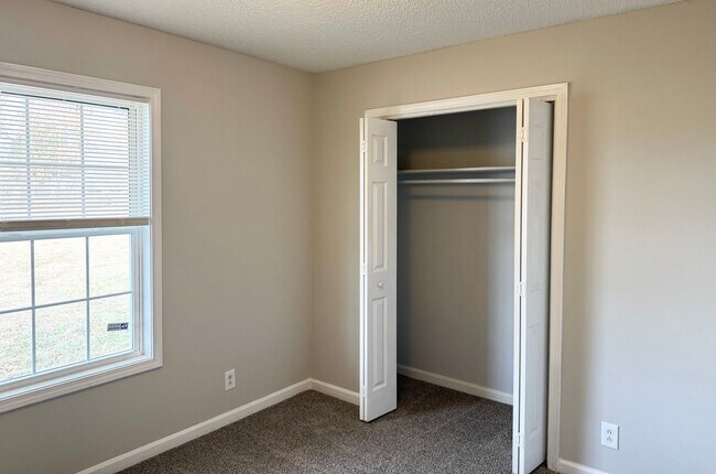 Building Photo - 3 Bedroom 2 Bathroom Open Kitchen