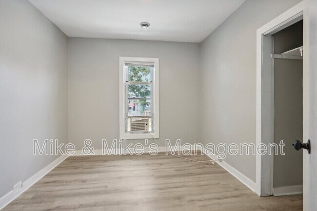 Building Photo - 506 E Linus St