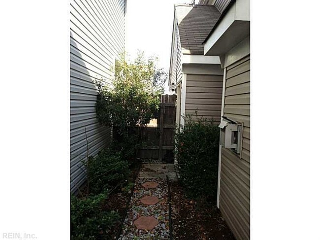 Building Photo - 5473 Bulls Bay Dr