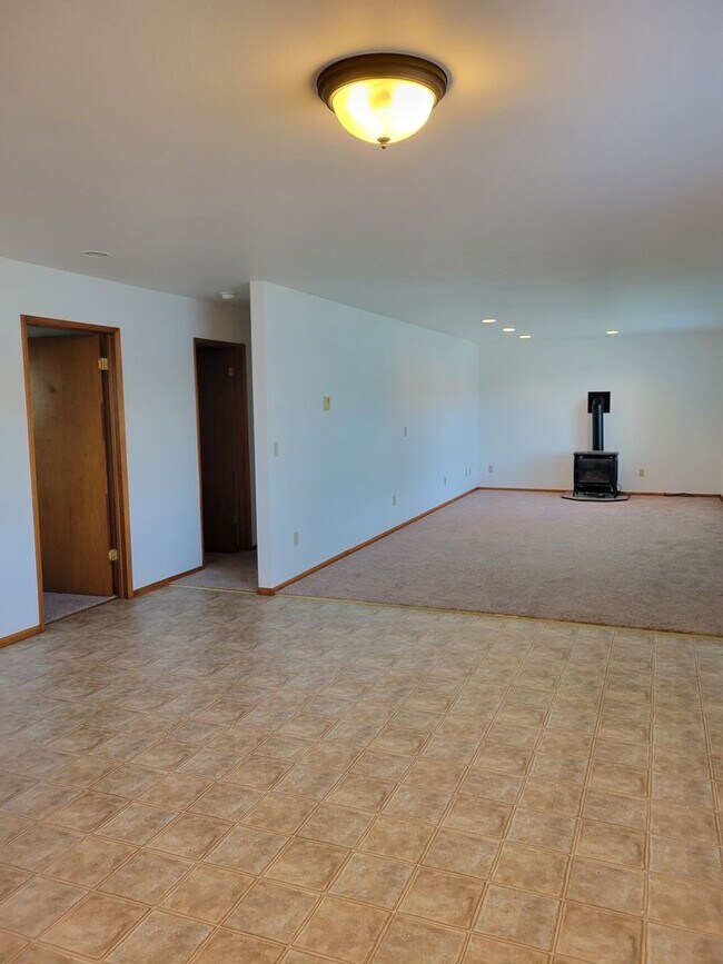 Building Photo - ***PENDING APPLICATION***2 Bed, 1 Bath Beachfront Home For Rent with Stunning Water Views Near Di...