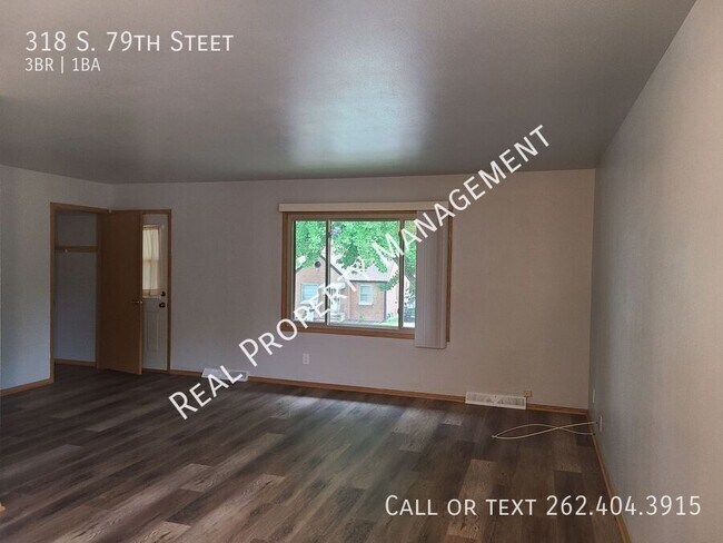Building Photo - 318 S 79th St