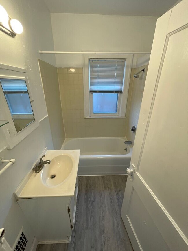 Building Photo - 2 Bedroom 1 Bathroom Multi-Family Home in Allen Park- 1st Floor Flat