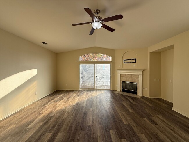 Building Photo - Beautiful Bradley Square Single Story Home With Easy Access to Shopping/101 Frwy