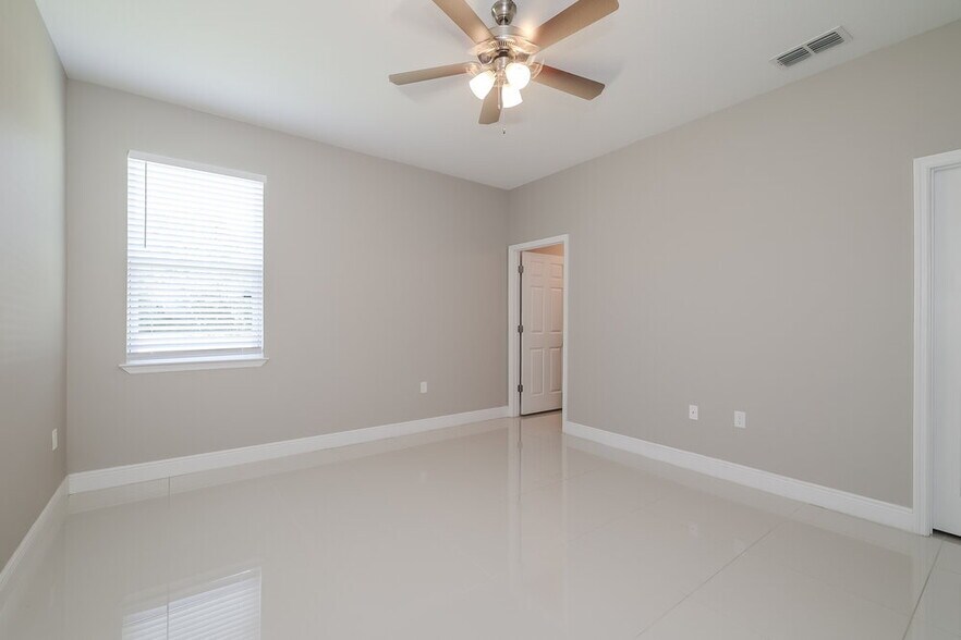 Building Photo - 1010 Heron Ct
