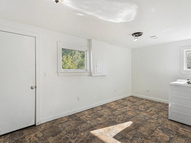 Building Photo - 703 W Dowland St