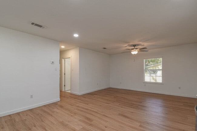 Building Photo - 5880 Beech Dr