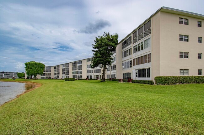 Building Photo - 2030 Ainslie Dr