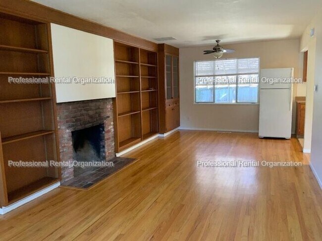Building Photo - Old world charm One Bedroom house with huge backyard