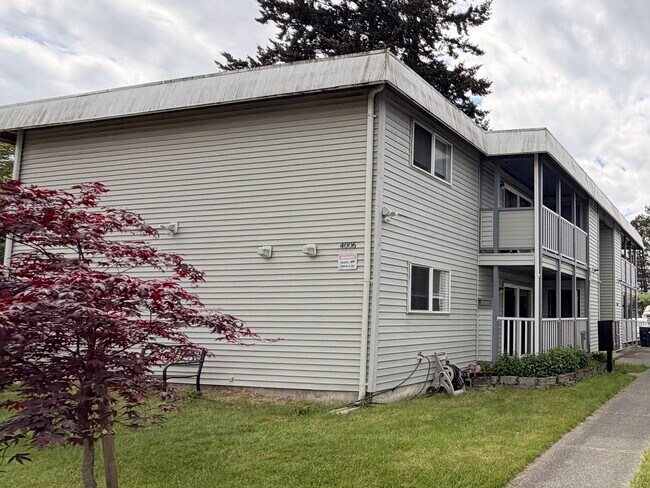 Building Photo - 4006 S Lawrence St