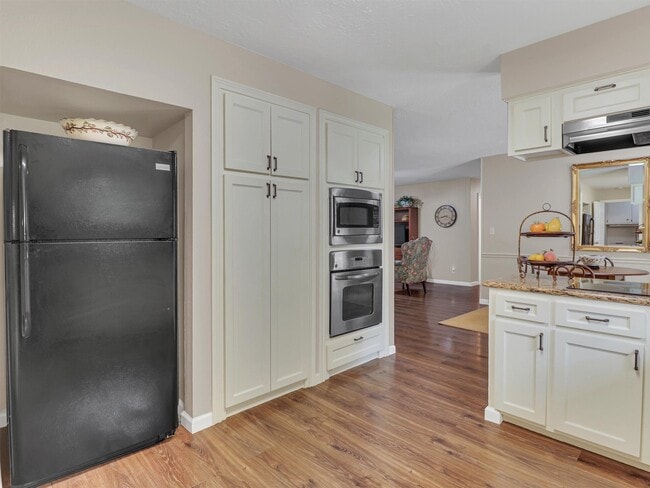 Building Photo - 805 Bluebonnet Ln