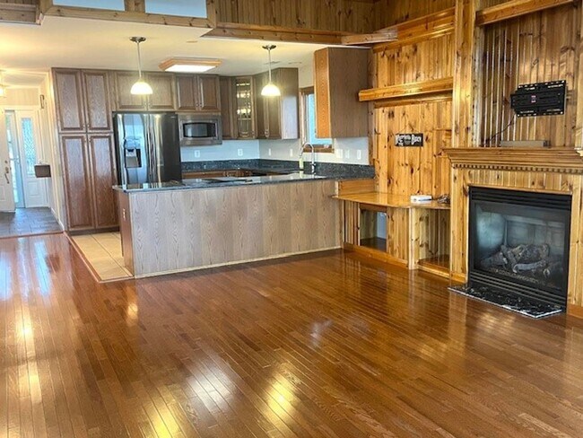 Building Photo - Gorgeous Water Front Home with Beach Access