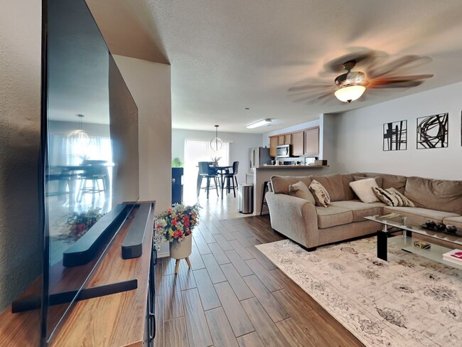 Building Photo - $500 off FIRST FULL MONTH RENT WITH MOVE I...