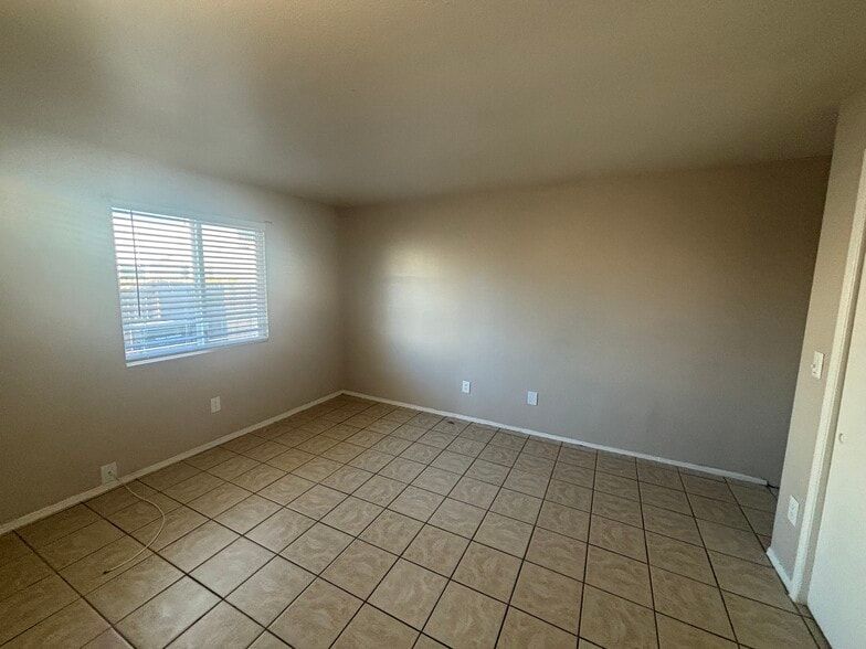 Building Photo - 420 E Navajo Rd