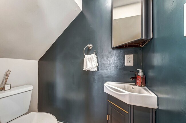 Building Photo - (Coming Soon) Fully Furnished Condo Uptown!!